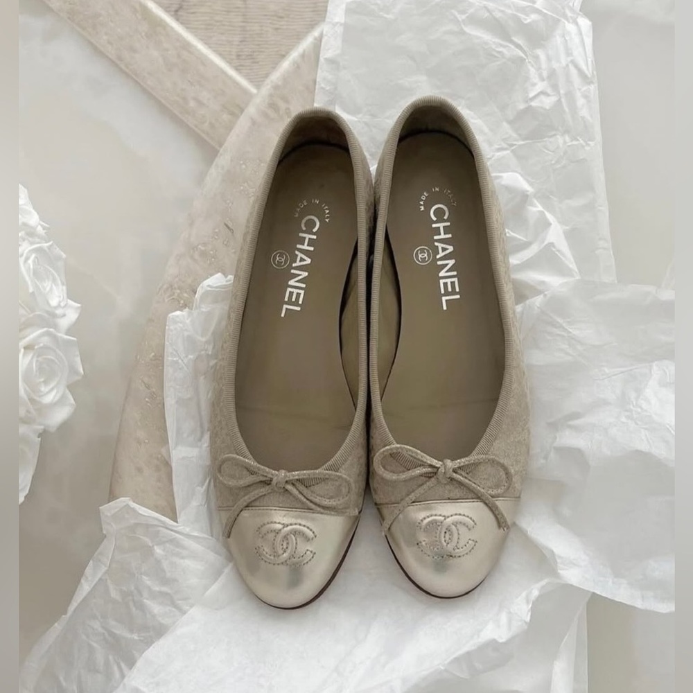 Chanel CC logo beige metallic suede ballet flats. Size 38.5 - Picture 14 of 14
